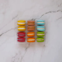 12 macarons