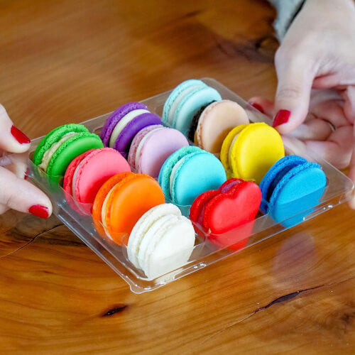 12 macarons