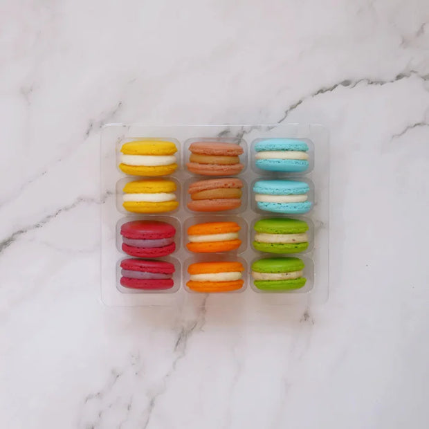 12 macarons