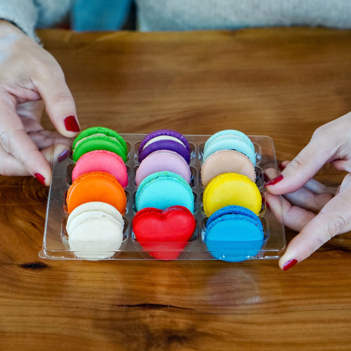 12 macarons