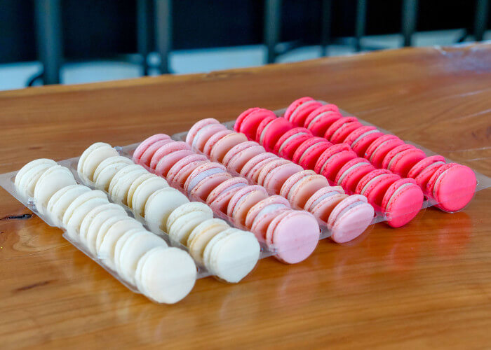 48 macarons