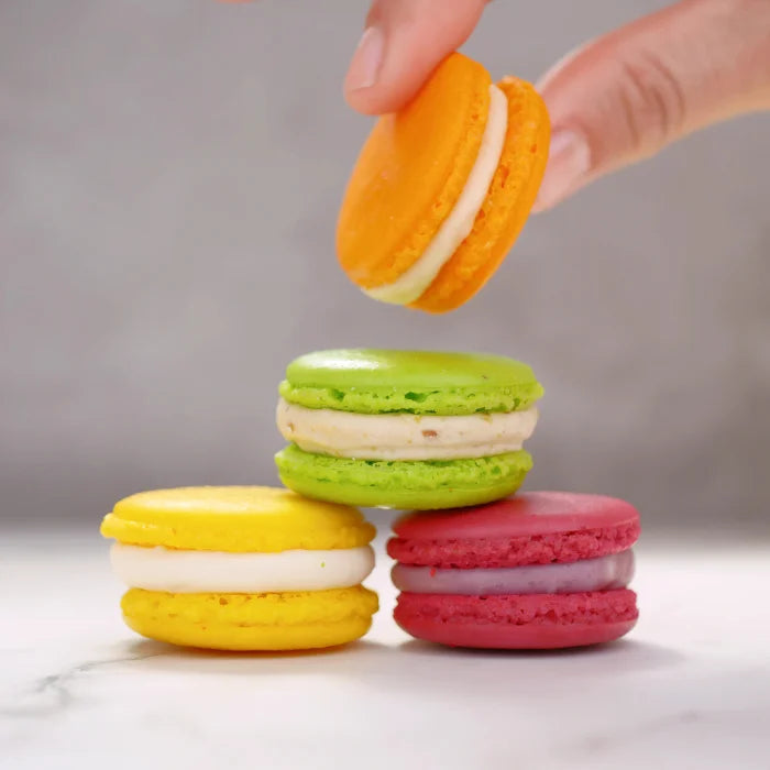 24 macarons